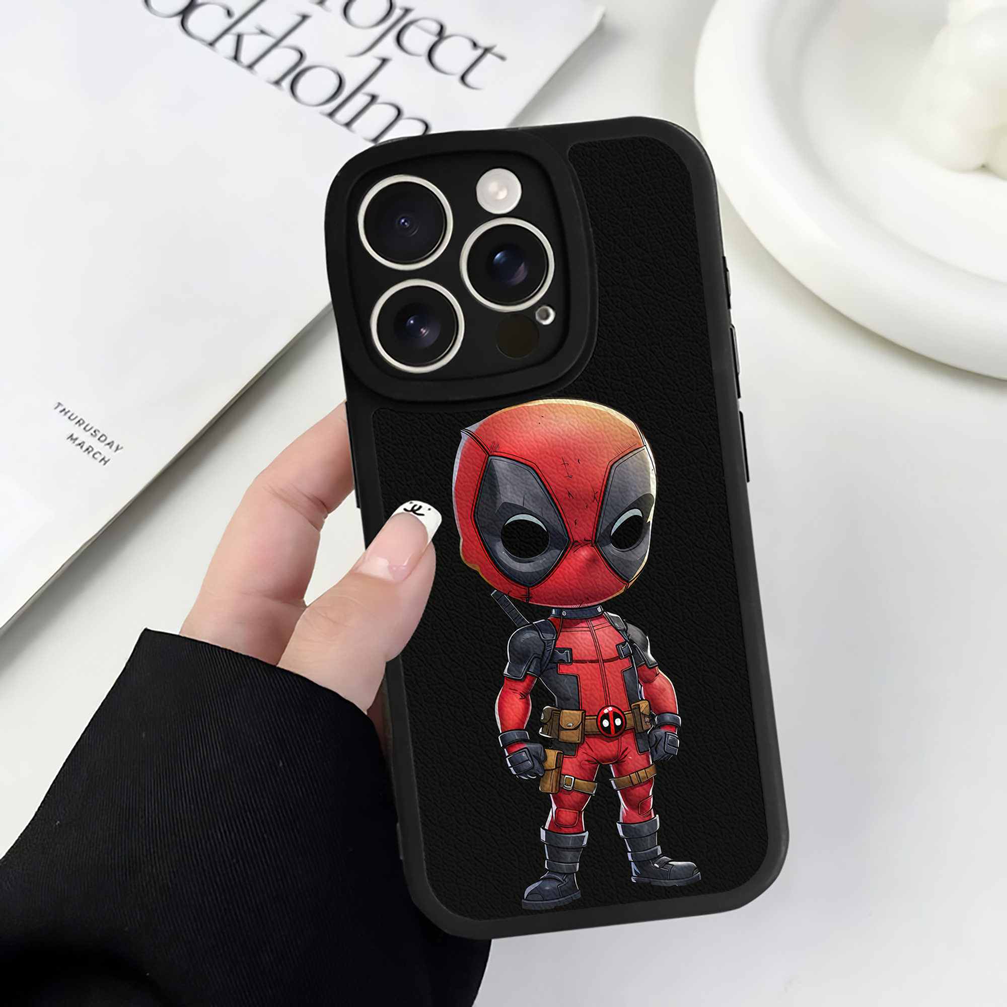 （画像用） Deadpool デッドプール 【iPhone 16シリーズ対応】シリコンスマホケース（レザー調） 材質：シリコン